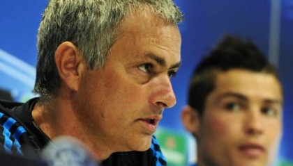 2012欧冠负拜仁 穆里尼奥擦干泪水去C罗家安慰他